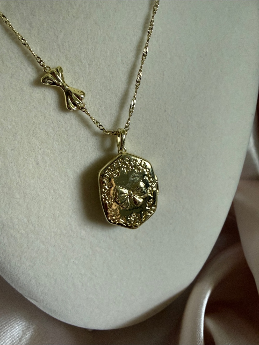 Kendra Scott Gold Necklace with Blue and White colored locket - Picture 2 of 3